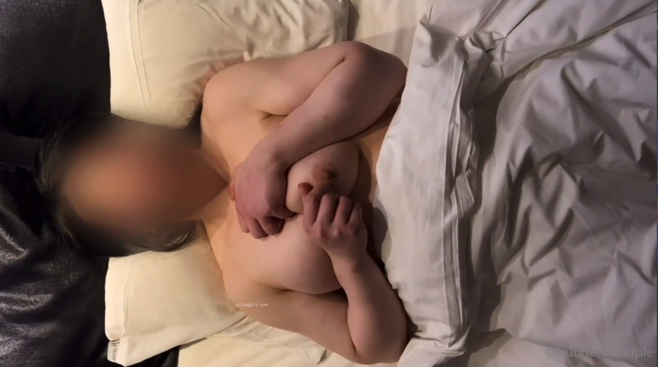 白衣牛仔裤甜美妹子，口交舔弄上位骑坐抽插，呻吟娇喘大声非常诱人