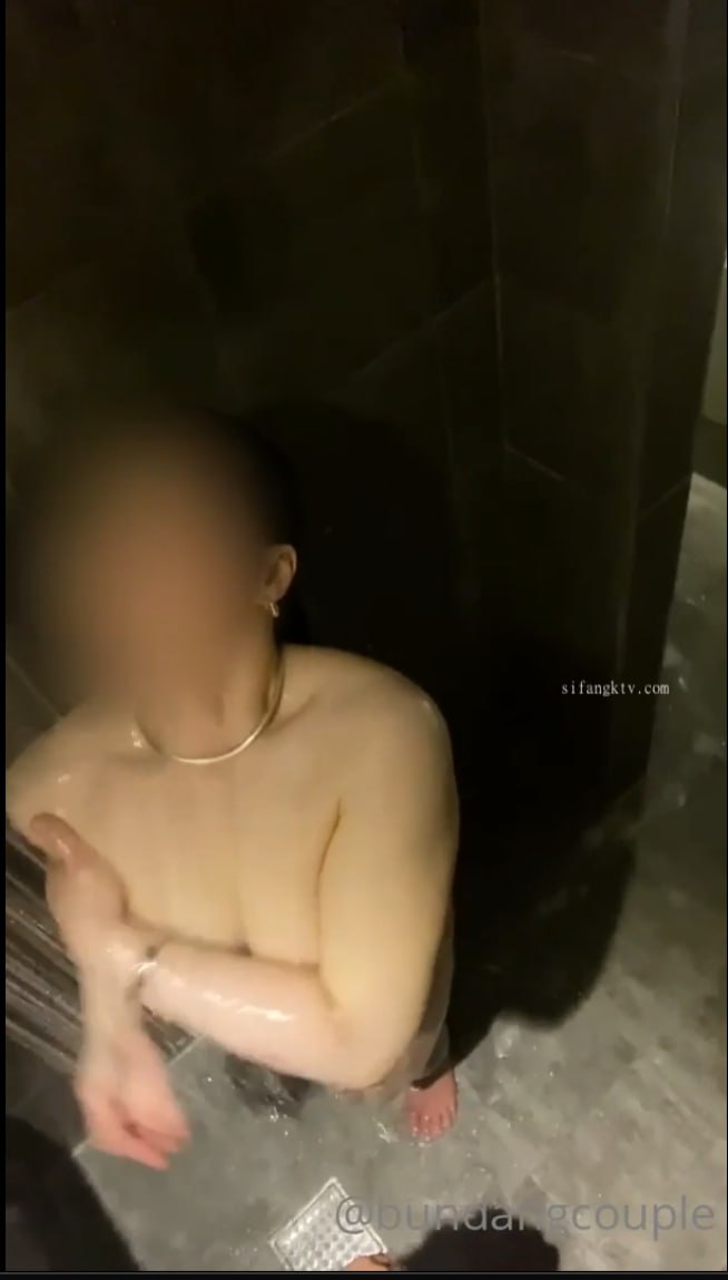 小少妇骑身上舌吻，洗完澡开操互摸调情，抬起双腿抽插猛操，爽了呻吟娇喘连连